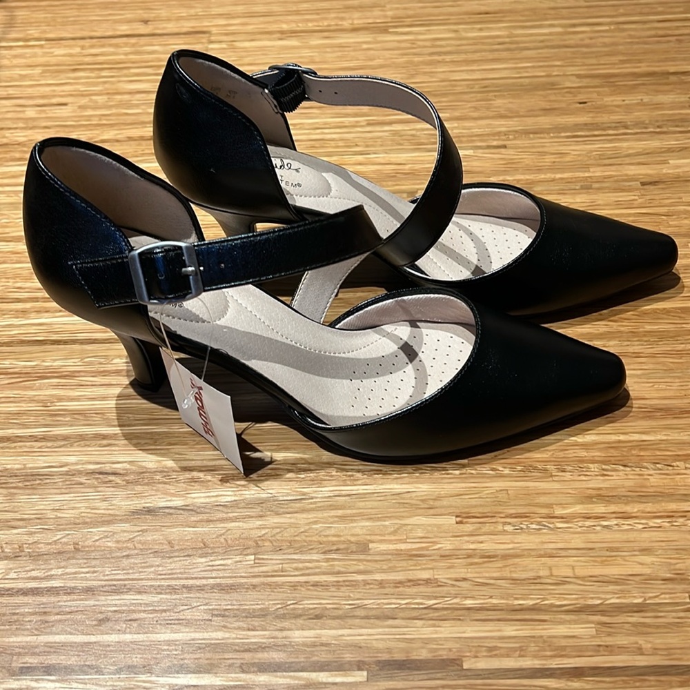 NWT LifeStride soft system black strappy heels size 8.5